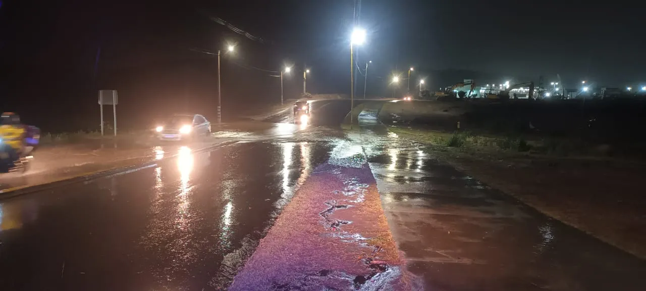 Fuerte choque: una ambulancia se incrustó en un local