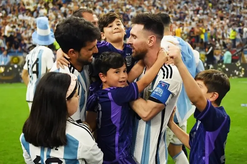 Fuerte repudio a un hincha que acosó a Lali Espósito en la final del Mundial
