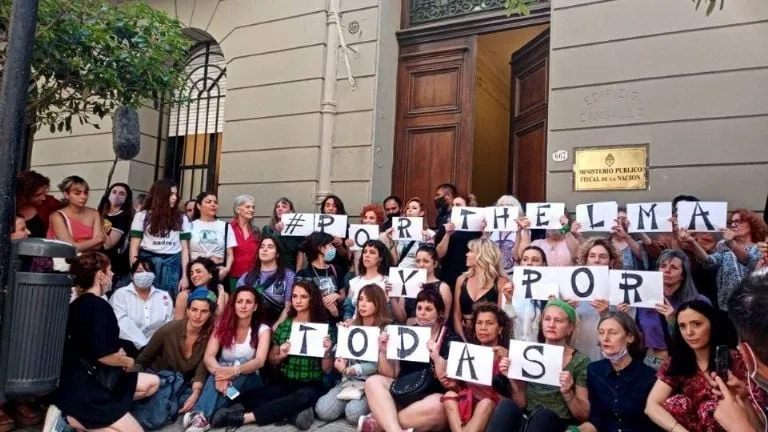 Funcionario amenazó con hacer echar a la Profesora porque hizo correr de más a su hija