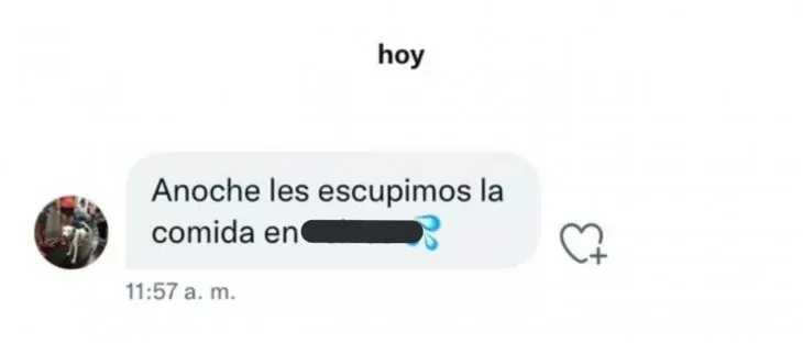 Ganó la rifa de fin de año y al no estar en condiciones de recoger su premio, lo llevan cargando