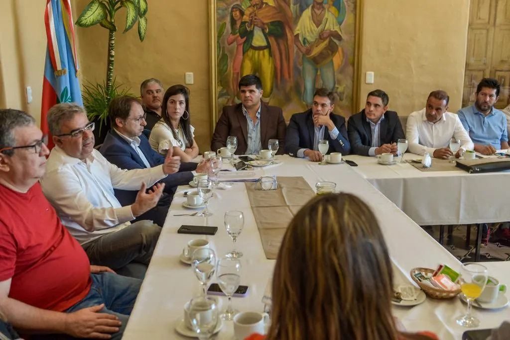 Golpeaba a su ex con una pala, vecinos lo agarraron y lo molieron a golpes