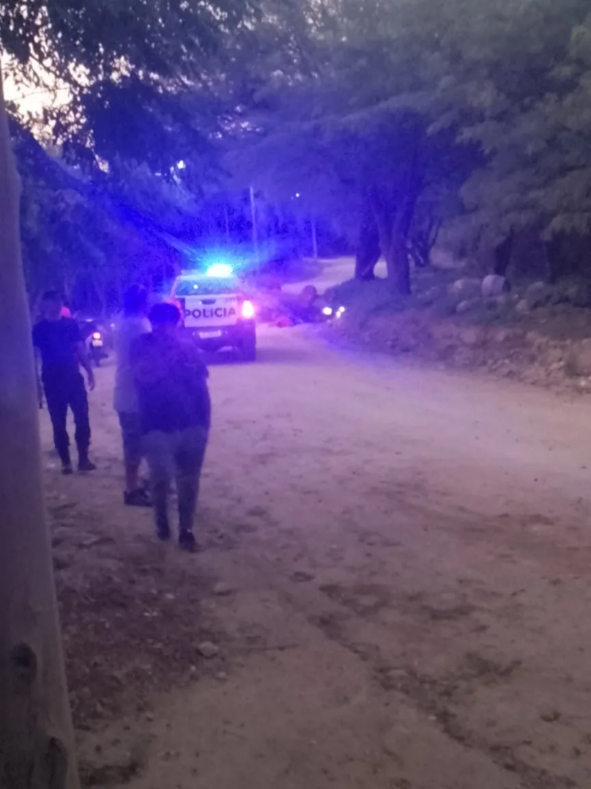 Golpeó a su madre, tomó un cuchillo y se encerró con su beba
