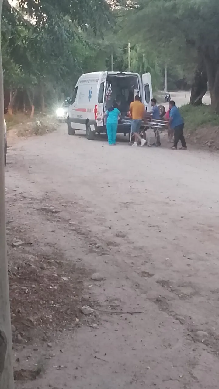 Golpeó a su madre, tomó un cuchillo y se encerró con su beba