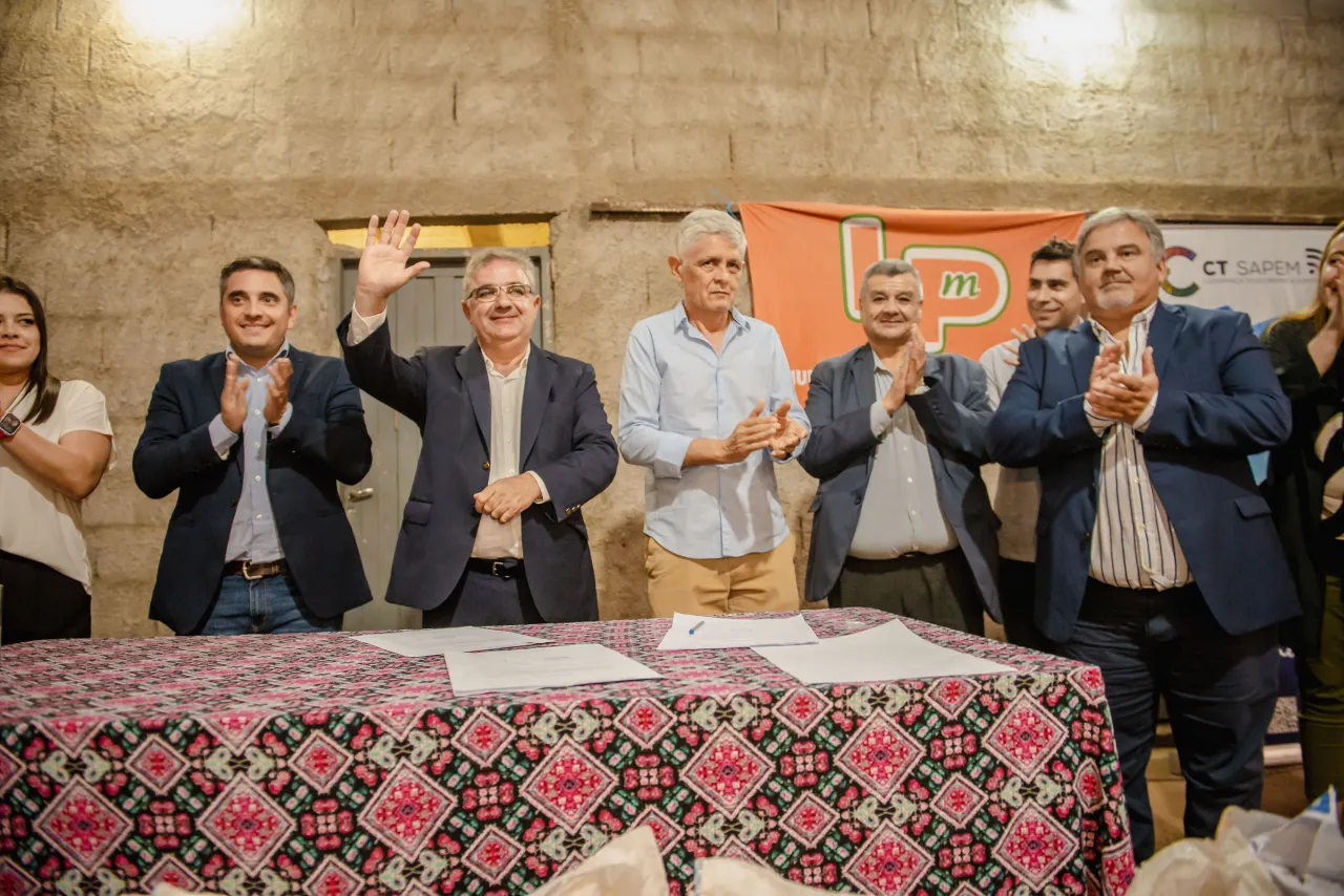 Grabaron a Esmeralda Mitre lamiendo la pantalla de su celular para limpiarlo y el video se viralizó