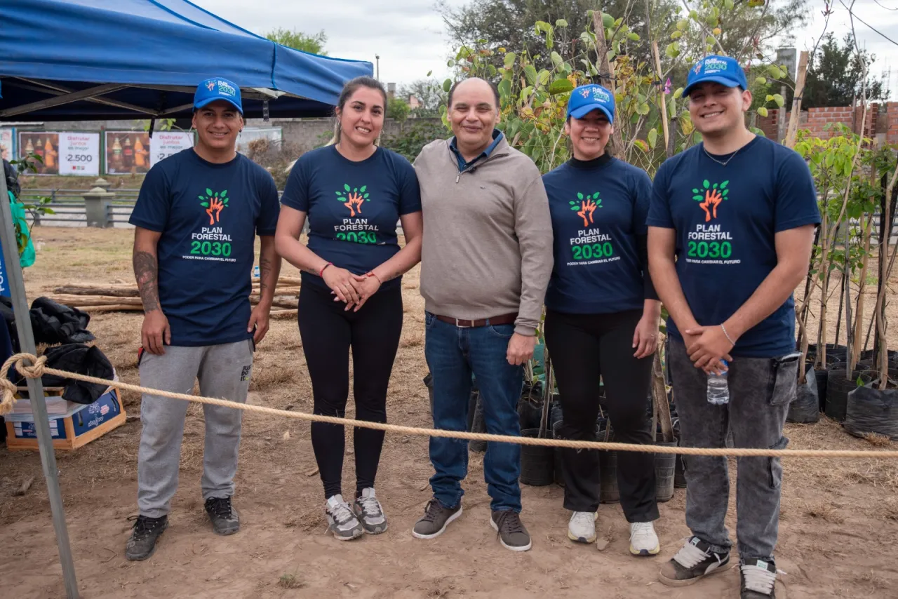 Gustavo encabezó una jornada de forestación en el canal de Choya por el Día del Árbol