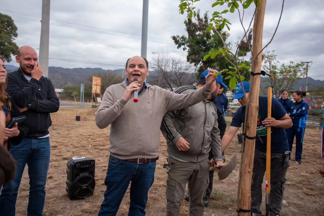 Gustavo encabezó una jornada de forestación en el canal de Choya por el Día del Árbol