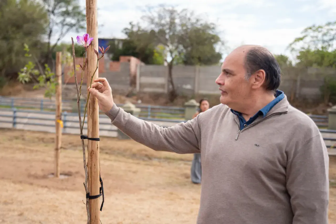Gustavo encabezó una jornada de forestación en el canal de Choya por el Día del Árbol