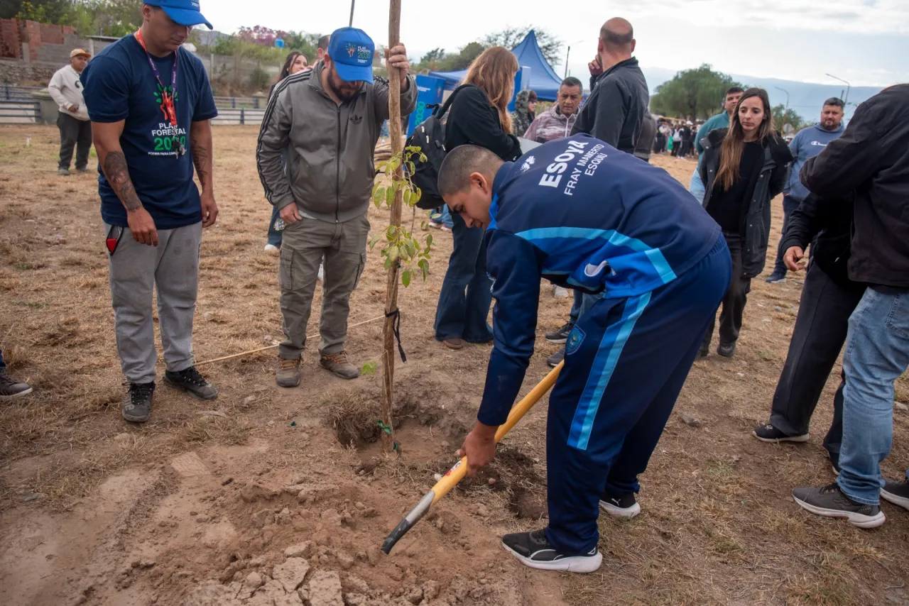 Gustavo encabezó una jornada de forestación en el canal de Choya por el Día del Árbol