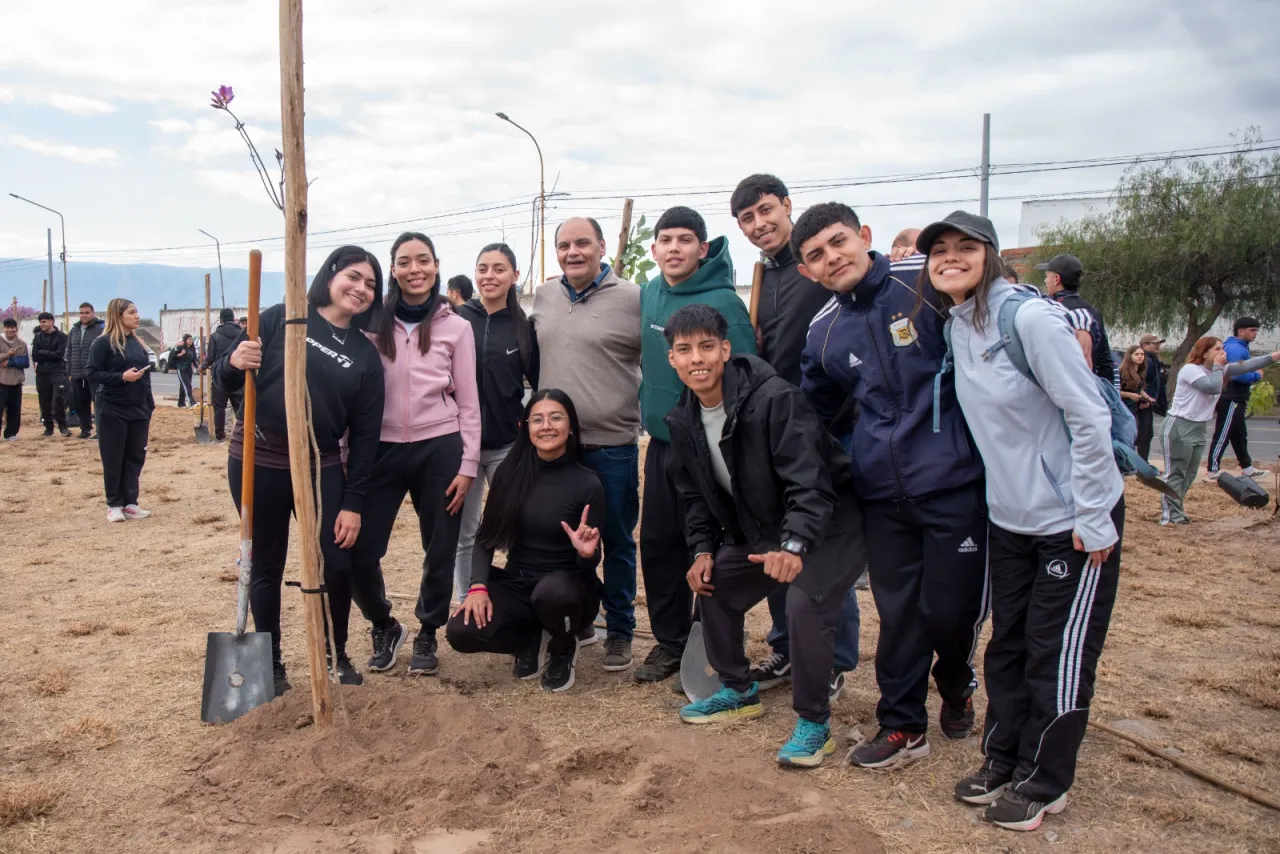 Gustavo encabezó una jornada de forestación en el canal de Choya por el Día del Árbol