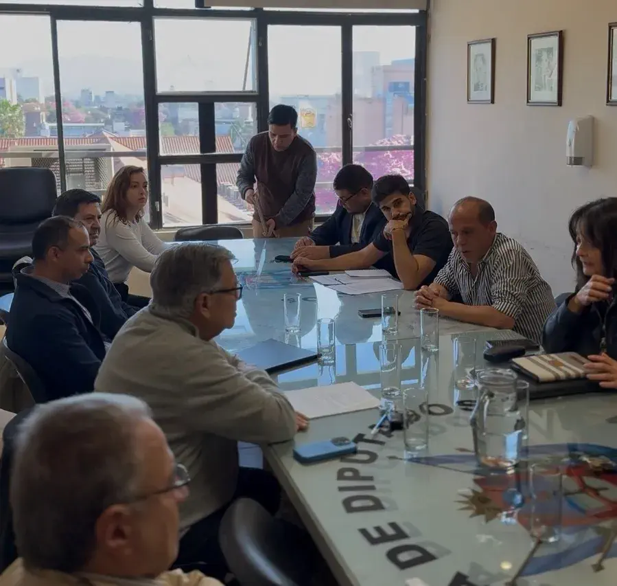 Gustavo encabezó una jornada de forestación en el canal de Choya por el Día del Árbol