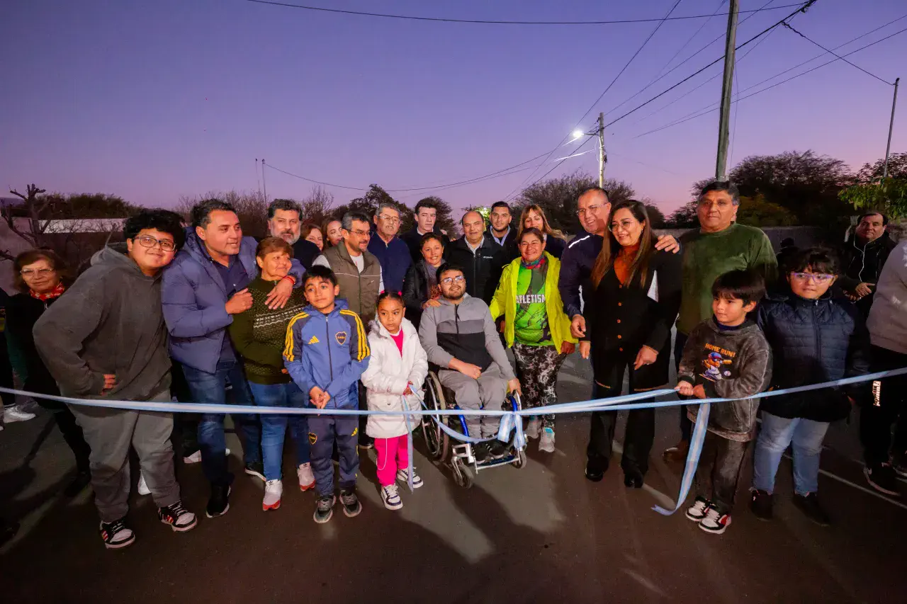 Gustavo inauguró una compleja obra de agua, cloacas y asfalto en el barrio Balcón del Poncho