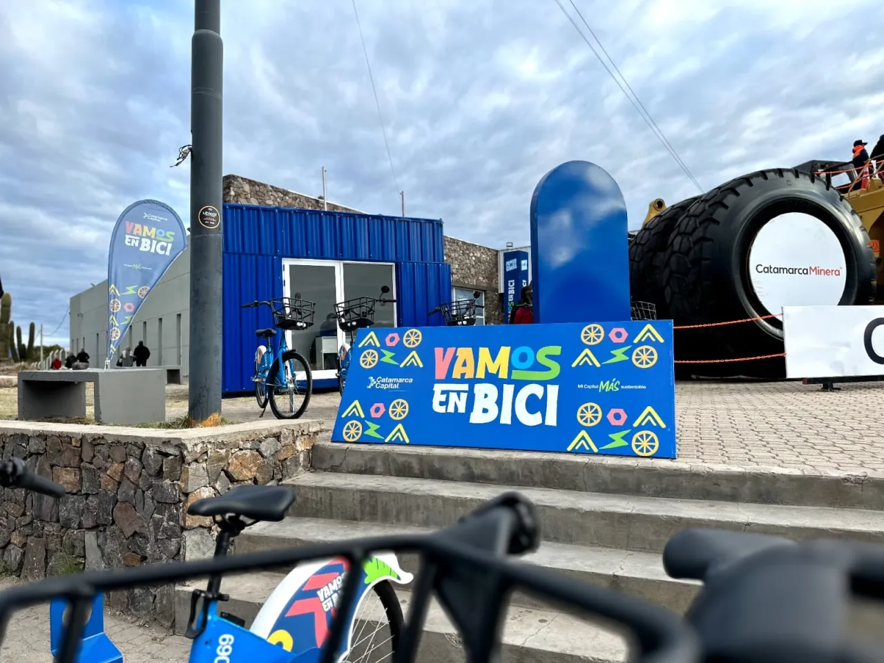 Gustavo inauguró una compleja obra de agua, cloacas y asfalto en el barrio Balcón del Poncho