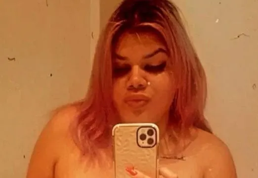 Hacía un TikTok, vio un fantasma y le metió una trompada