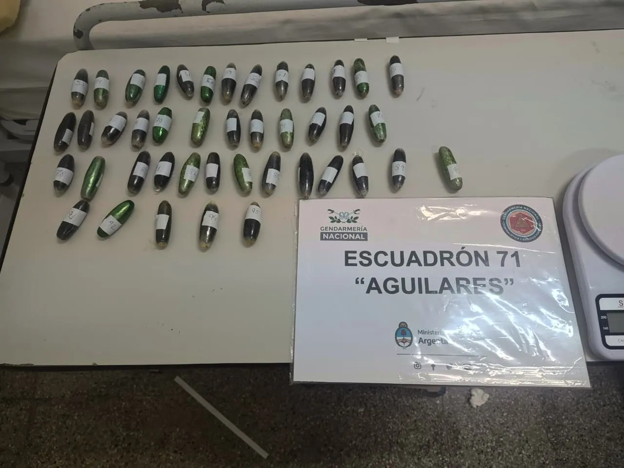 Hirió a un joven con un cuchillo y luego lo atacó con un hacha