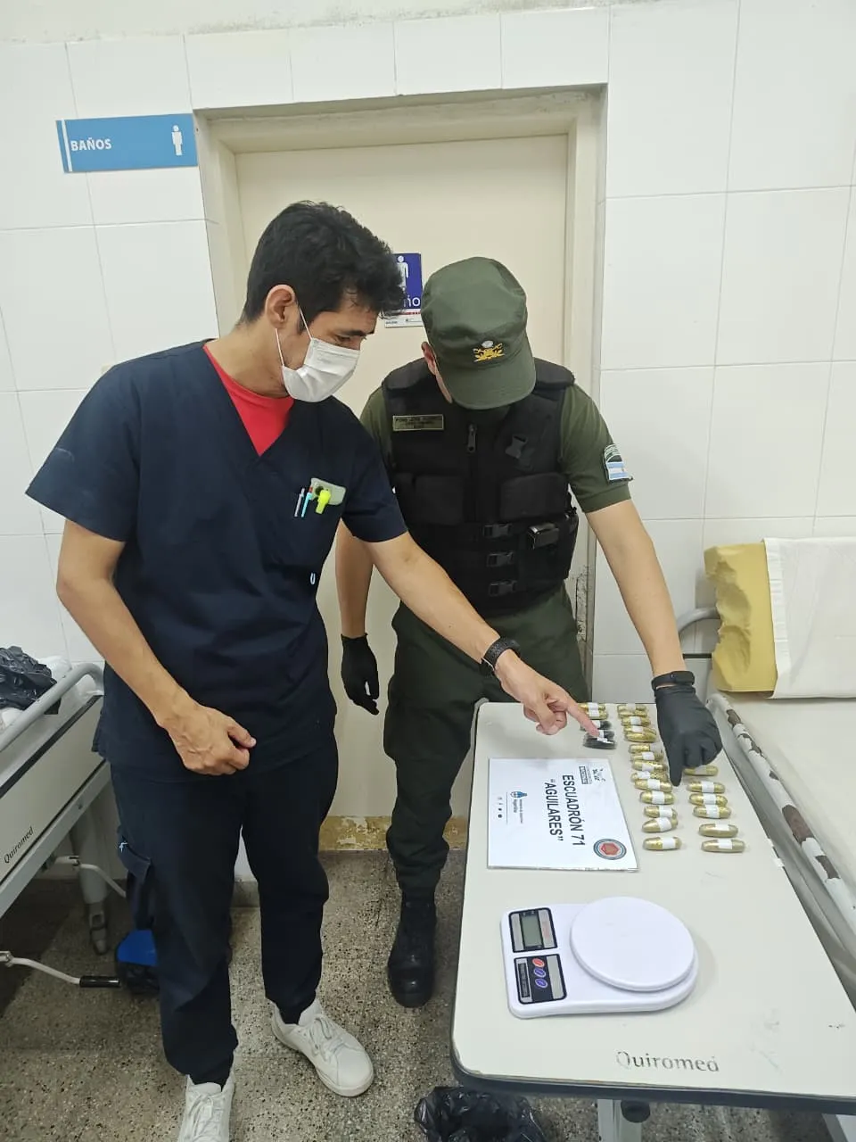 Hirió a un joven con un cuchillo y luego lo atacó con un hacha