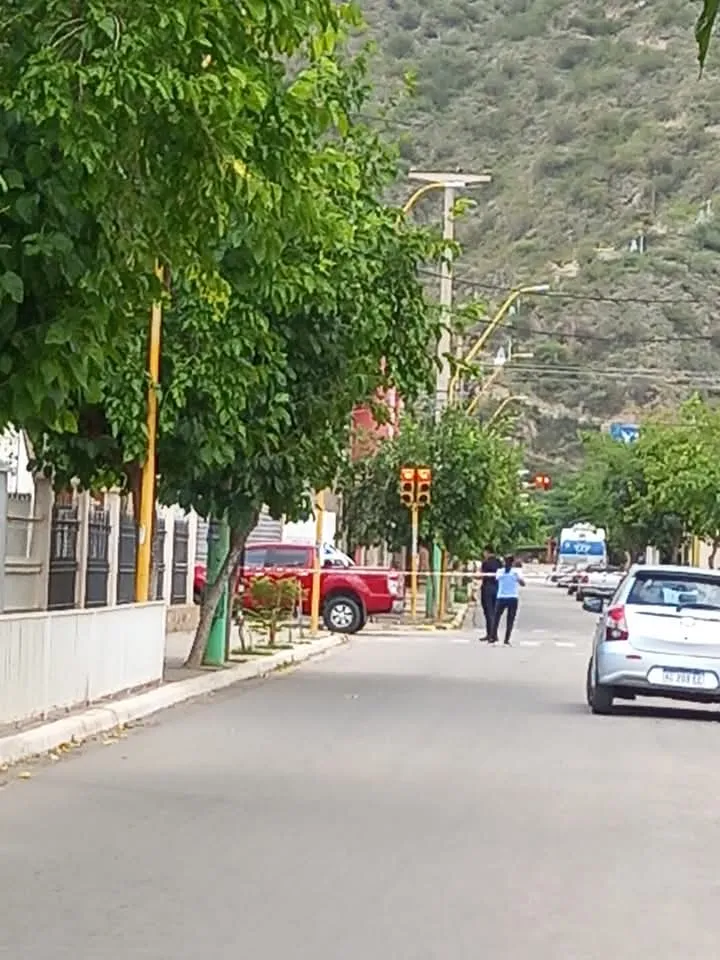 Iba en moto, se le cayeron fajos de dinero y ahora difunde el video para dar con la pareja que se los llevó