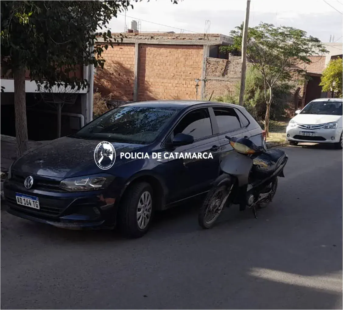 Iba en su moto y chocó contra la puerta abierta de un auto
