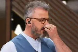 Iba manejando, tomó leche en polvo para pasar un test de alcoholemia y se tuvo que ir caminando