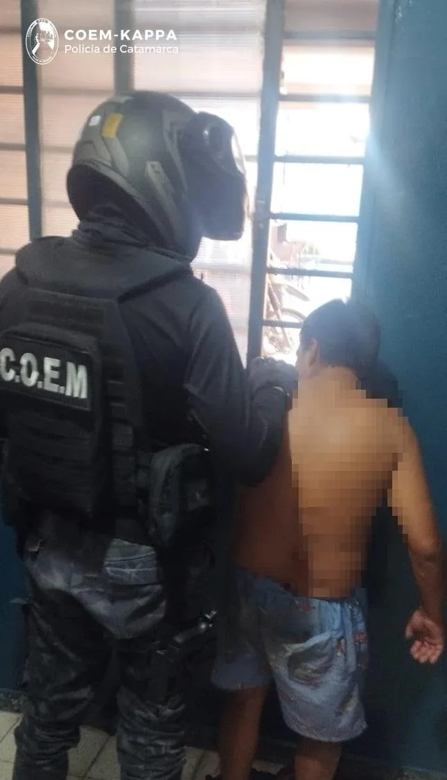 Iban cuatro en una moto, chocaron contra un camión, los atropellaron y murieron