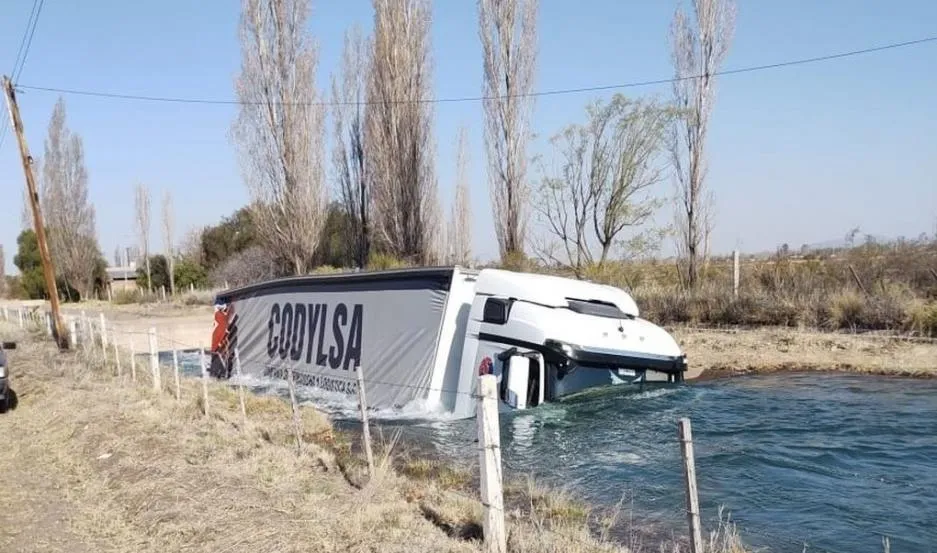 Imágenes sensibles: fue aplastado por un montacargas y vive sin la mitad del cuerpo