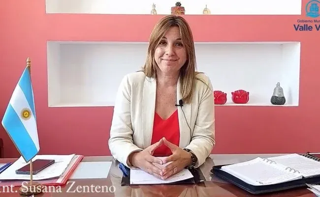 Impactante: una conductora hizo marcha atrás en una cochera y dejó el auto suspendido en el aire