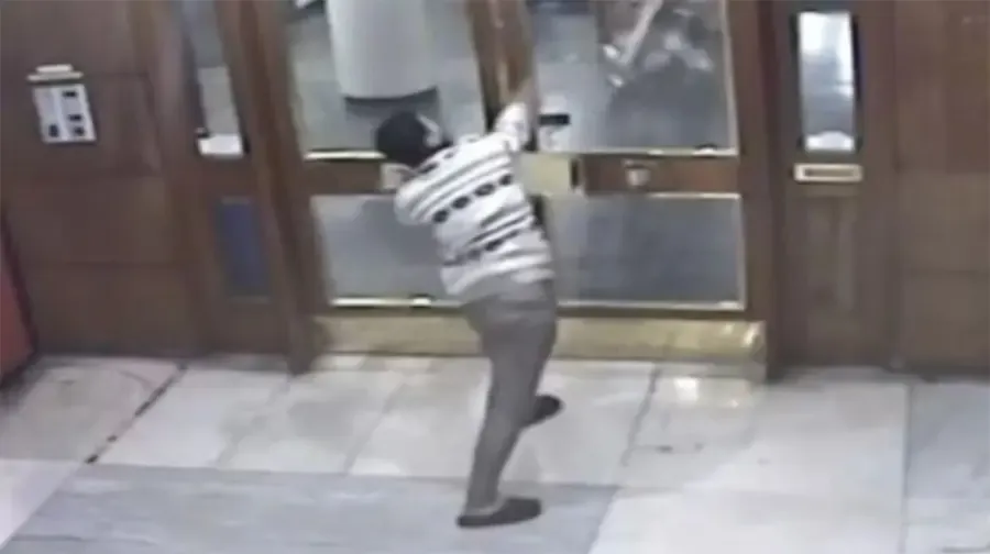 Impactante video: un nene amenazó con un cuchillo a un grupo de personas