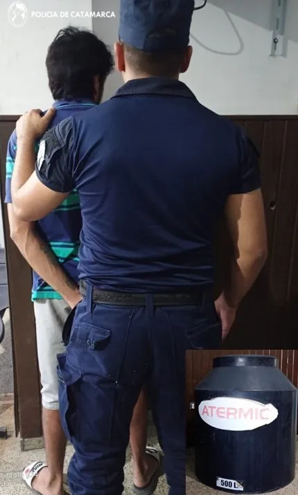 Indignante: filman a un agente penitenciario borracho y exhibiéndose ante una mujer