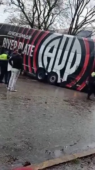 Insólito imprevisto: el colectivo de River quedó encajado y el plantel debió cambiar de micro para llegar al estadio