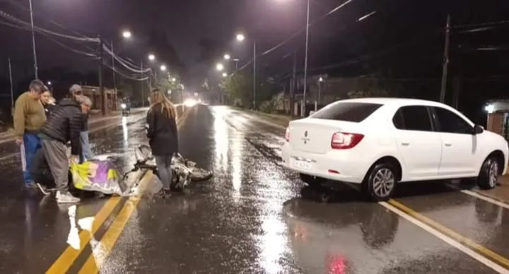 Joven enchufó el celular y se electrocutó