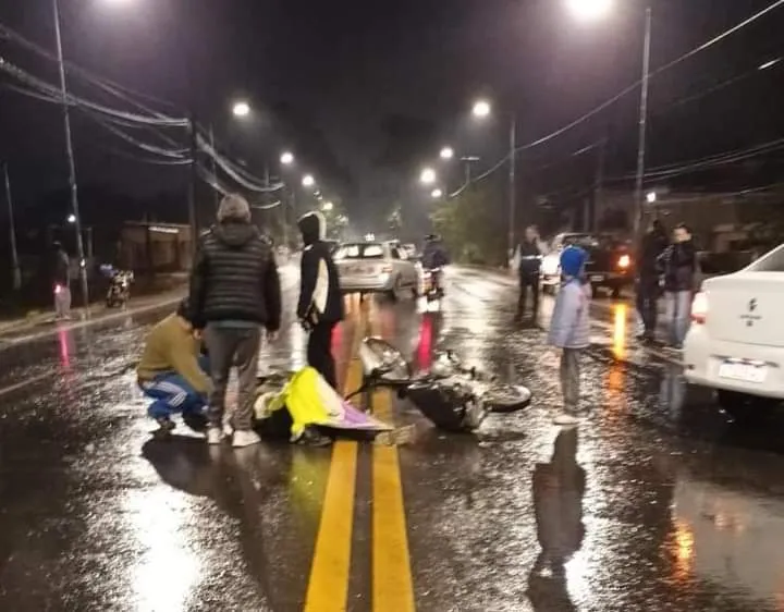 Joven enchufó el celular y se electrocutó