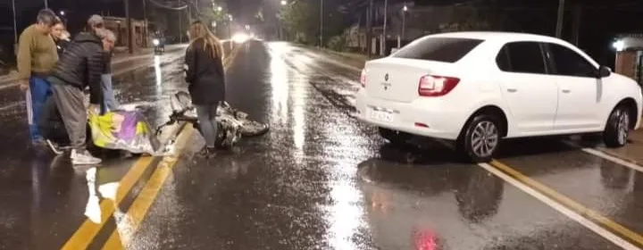 Joven enchufó el celular y se electrocutó