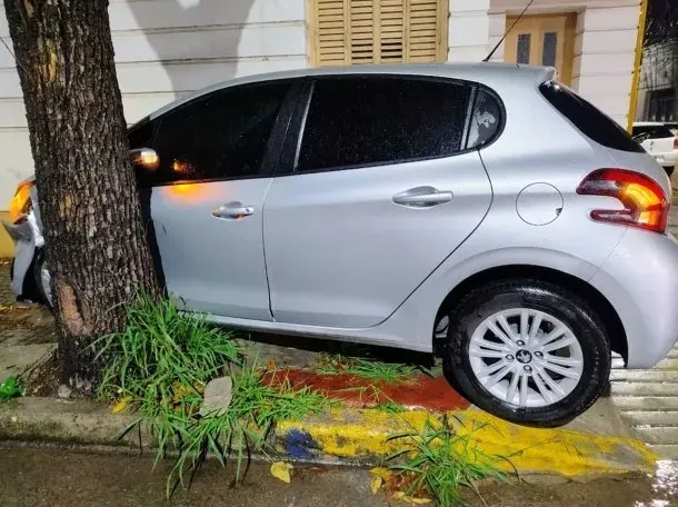 Jugador perdió el control tras ser expulsado y le pegó una piña al árbitro