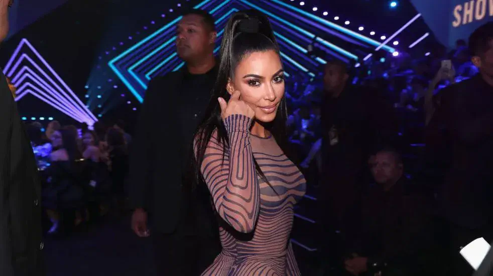 Kim Kardashian posó con una microbikini negra en Instagram