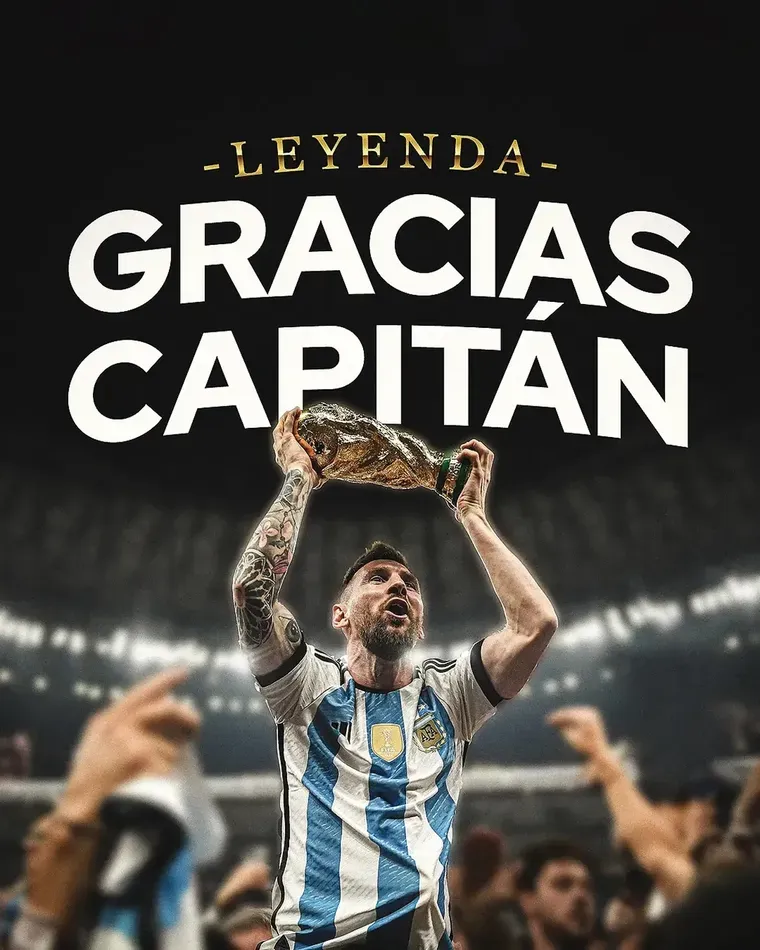 Lionel Messi levanta el trofeo de la Copa del Mundo con la camiseta de la selección argentina.