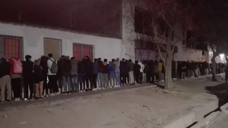 La Argentina en el pozo: los bolivianos con su moneda fuerte arrasan los productos de almacén en Jujuy y Salta