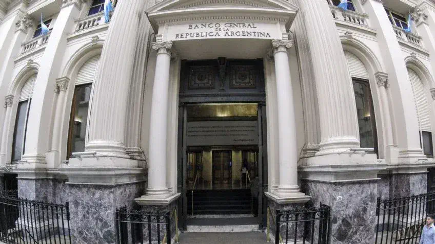 La dura medida del Banco Central que impacta al dólar y a los bancos
