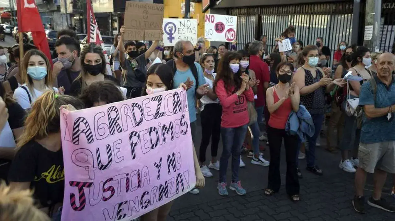 La ex de uno de los acusados por la violación grupal: “No me creíste, ahora tu hijo está escrachado”