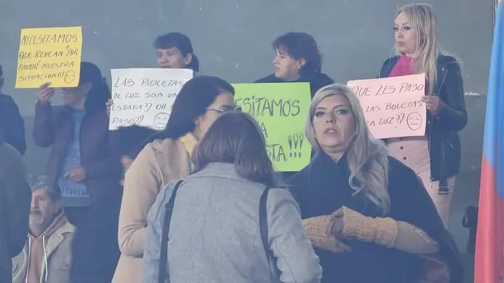 La extraña relación entre la directora de la escuela de Loan con el comisario preso