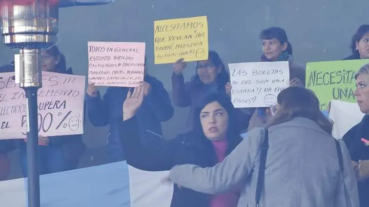La extraña relación entre la directora de la escuela de Loan con el comisario preso