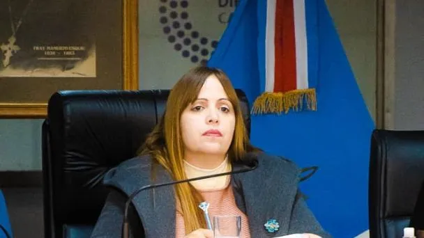 La extraña relación entre la directora de la escuela de Loan con el comisario preso