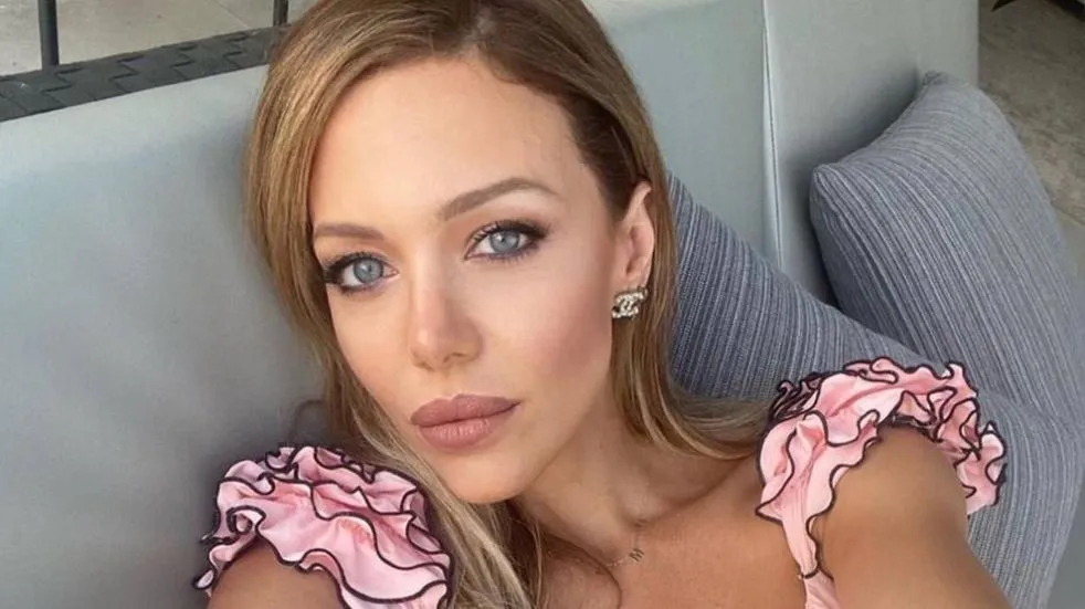 La hija de Luis Miguel deslumbró con una elegante malla enteriza estampada