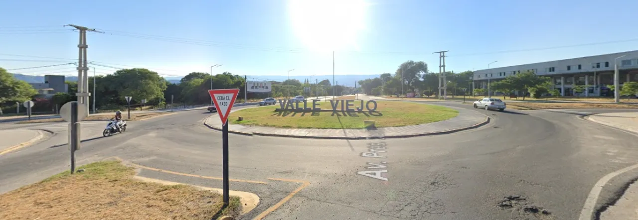 La llamativa explicación que dieron los padres que dejaron encerrada a su hija en el auto para ir al shopping