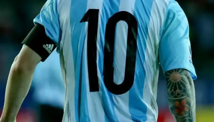Espalda de un futbolista con la camiseta número diez de la selección argentina.