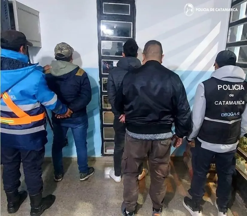 La Policía de Casa de Gobierno salió y les tiró baldes con agua a manifestantes