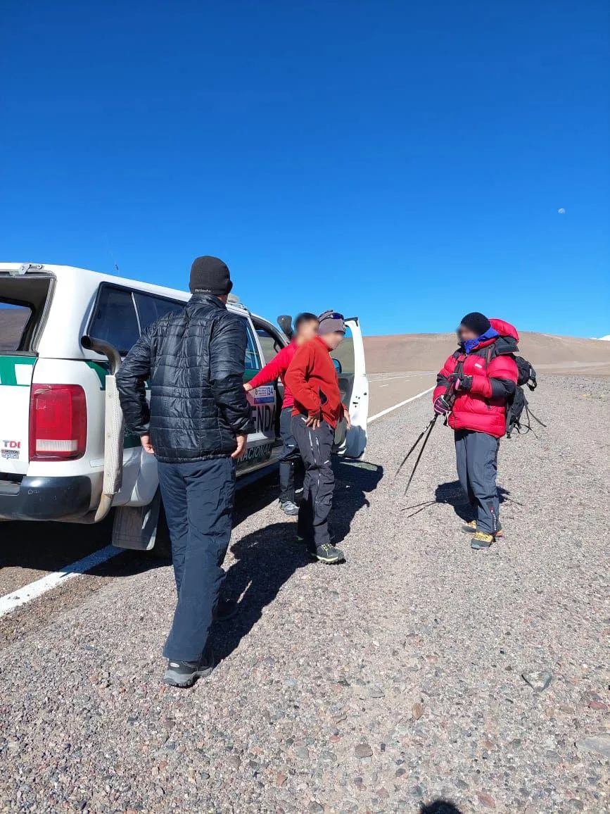 La salvaje pelea entre jóvenes que casi termina en tragedia. Video