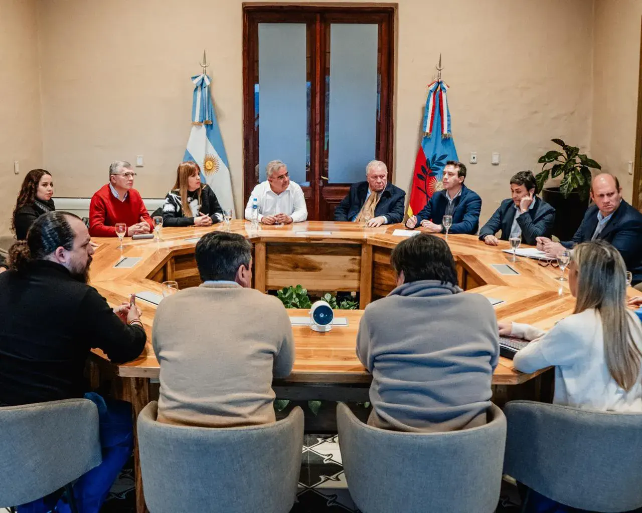 Laguna Blanca: el Gobierno continúa con la asistencia y coordina trabajos de reconstrucción