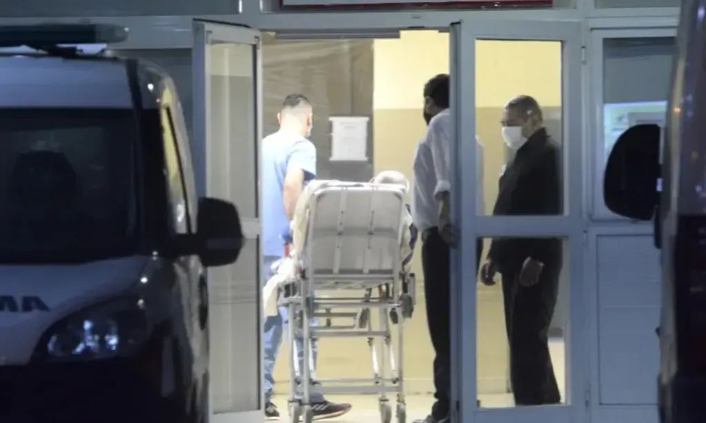 Lanzaron un muñeco de la mujer que fue al banco con el cadáver de su tío en una silla de ruedas