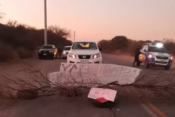 Lanzaron una Toyota Hilux desde un helicóptero: mirá como quedó