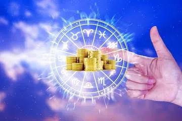 Una mano apunta hacia un gráfico circular del zodíaco que contiene pilas de monedas doradas en su interior.