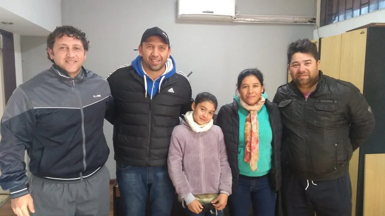 Le chocó el coche a otro conductor y le dejó un desconcertante mensaje en el parabrisas